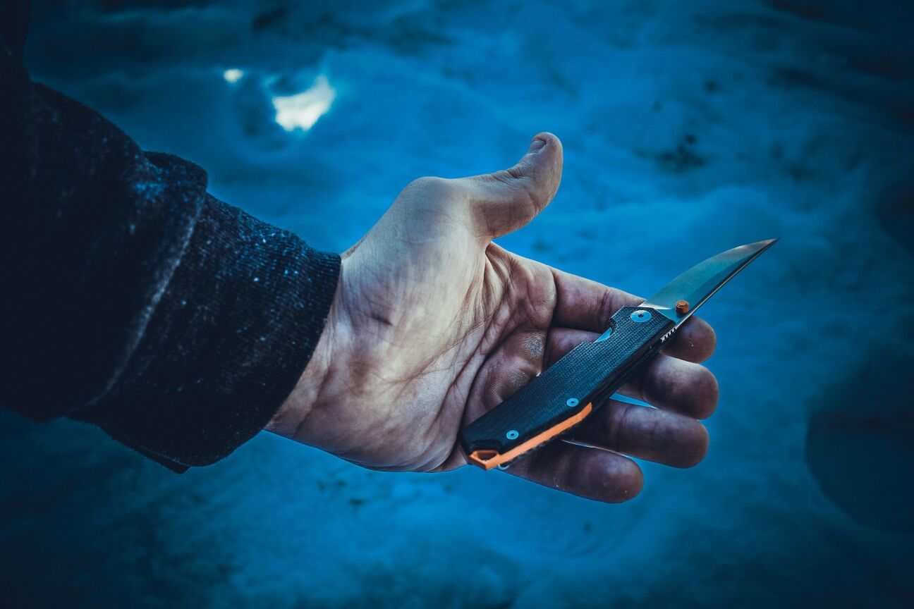 Daudzevā sadur trīs personas – policija sāk kriminālprocesu