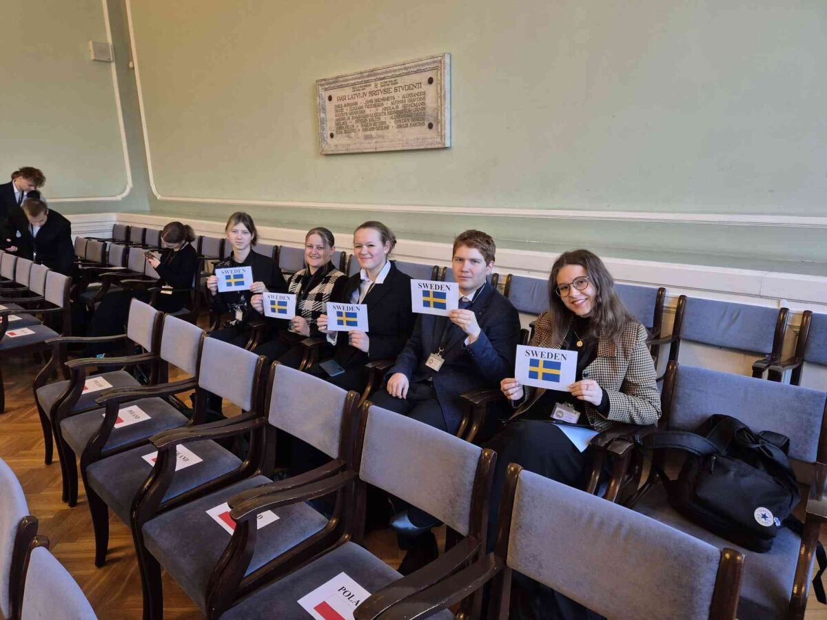 Ģimnāzisti ieņem Eiropas Parlamenta deputātu lomas un diskutē par Eiropas nākotni