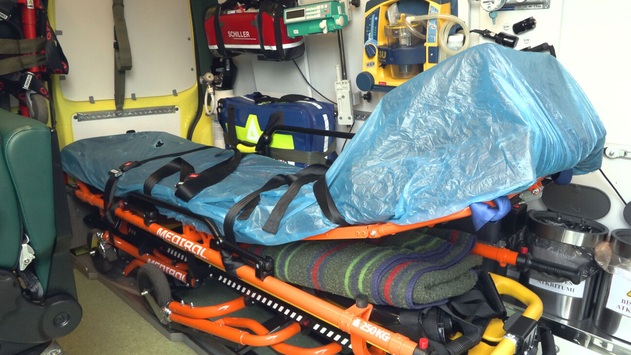 Jēkabpils novadā grāvī iebrauc gan autobuss, gan vieglā automašīna – vadītāji hospitalizēti