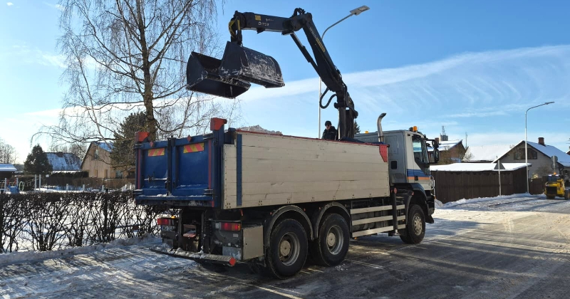 Jēkabpilī &ldquo;atbrīvojas no ziemas&rdquo; &ndash; sākusies sniega izve&scaron;ana no pilsētas ielām