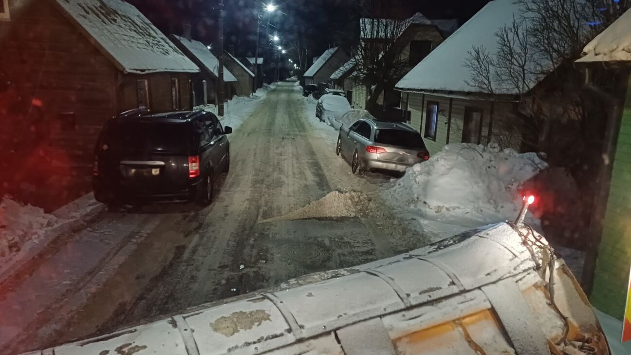 Autovadītāju rīcība apgrūtina ceļu tīrīšanu Jēkabpilī
