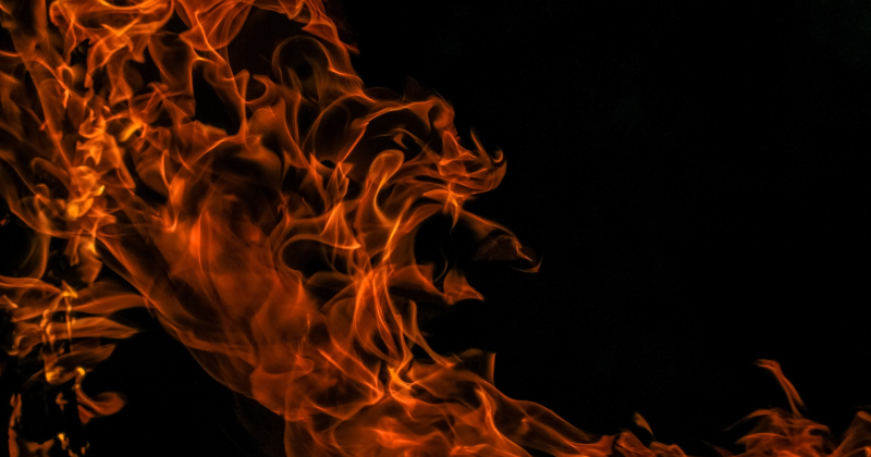 Glābēji Līvānu novadā vairākas stundas cīnījās ar liesmām ražo&scaron;anas ēkā un garāžā