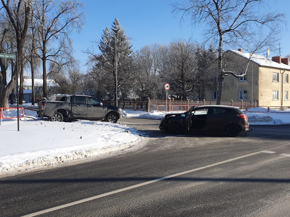 Draudzības alejas un Viestura ielas krustojumā sadūrušies divi auto (papildināts)