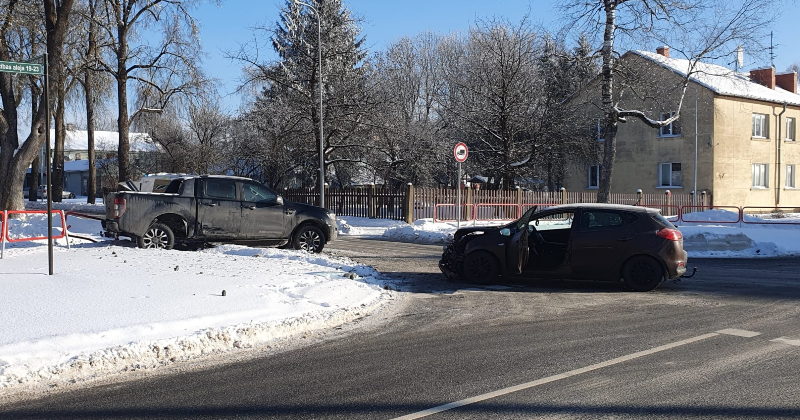 Draudzības alejas un Viestura ielas krustojumā sadūru&scaron;ies divi auto (papildināts)