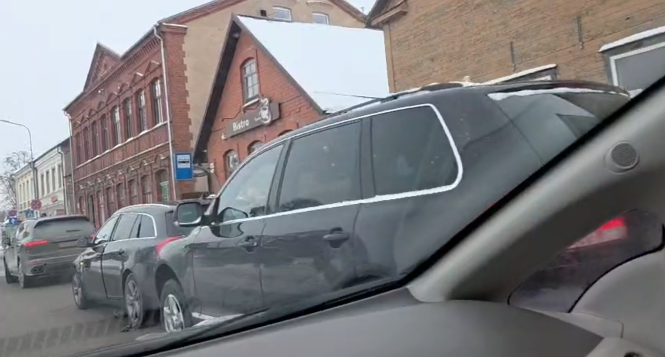 Pie Vecpilsētas laukuma saduras trīs spēkrati