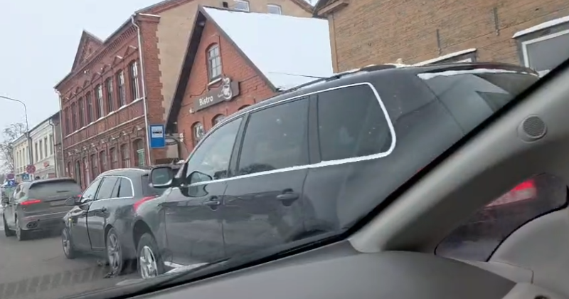 Pie Vecpilsētas laukuma saduras trīs spēkrati