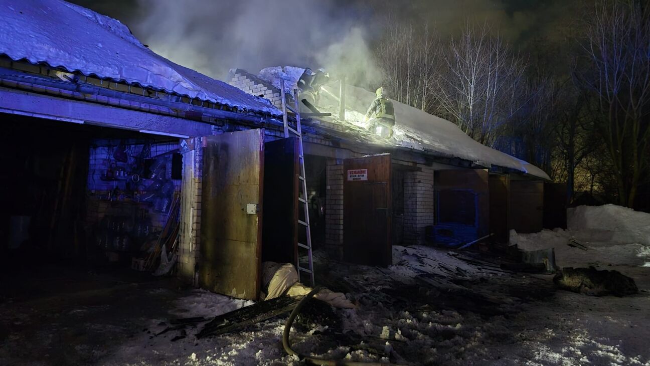 Pļaviņu ielā nodeg trīs garāžas