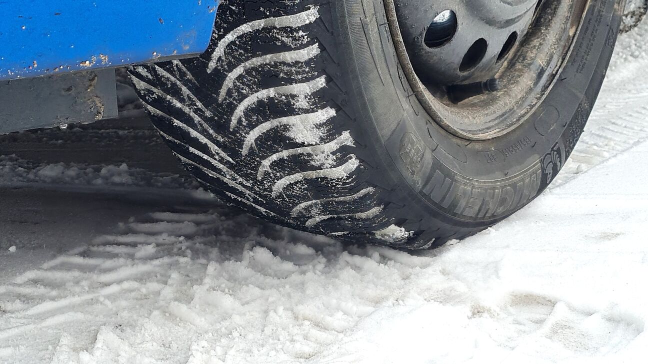 Kokneses pagastā neatbilstoši izvēlēta ātruma cieš četras automašīnas 