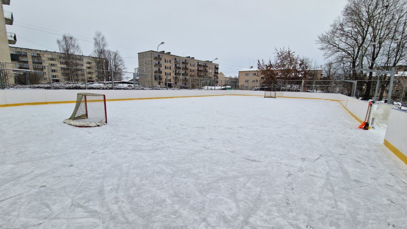  “Kvartāla” slidotavā ledus pašlaik ir sliktā stāvoklī 
