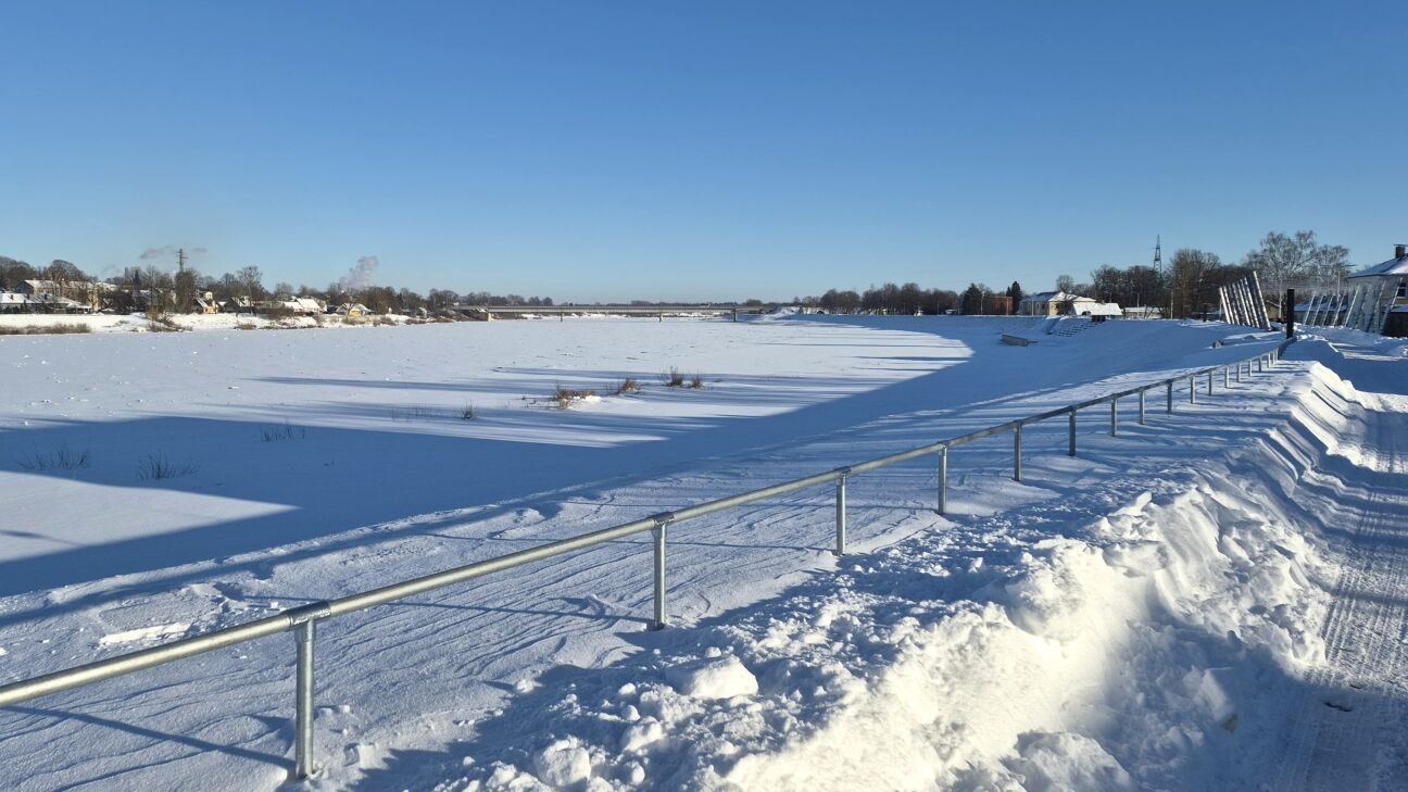 Daugavā pie Jēkabpils ledus ir nevienmērīgs un vietām bīstams