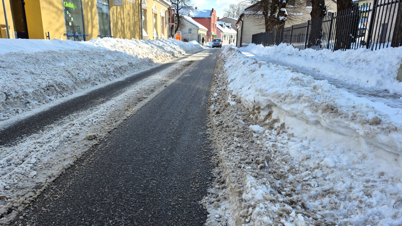 Naktī uz 18. februāri neatstāj auto Brīvības ielas labajā malā!