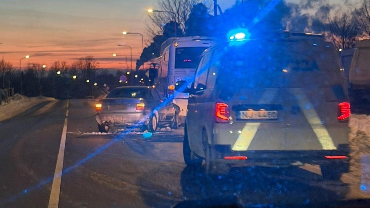 Jēkabpilī sieviete iebrauc autobusā, Viesītē – saduras trīs automašīnas