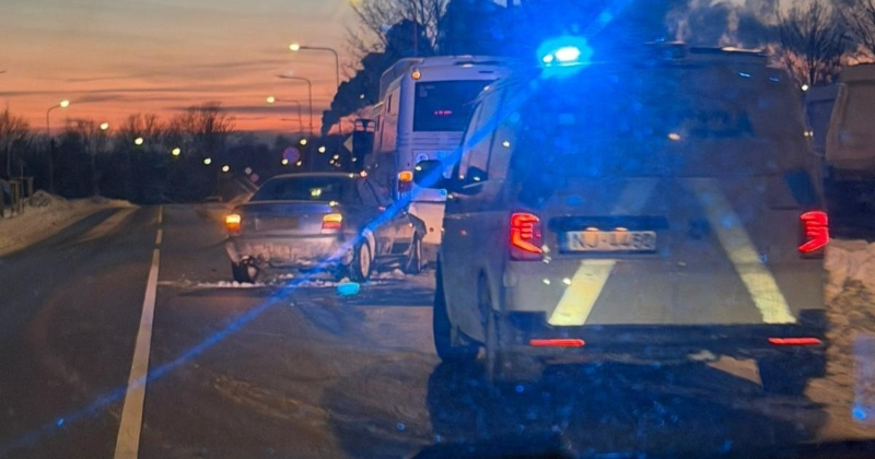 Jēkabpilī sieviete iebrauc autobusā, Viesītē &ndash; saduras trīs automa&scaron;īnas