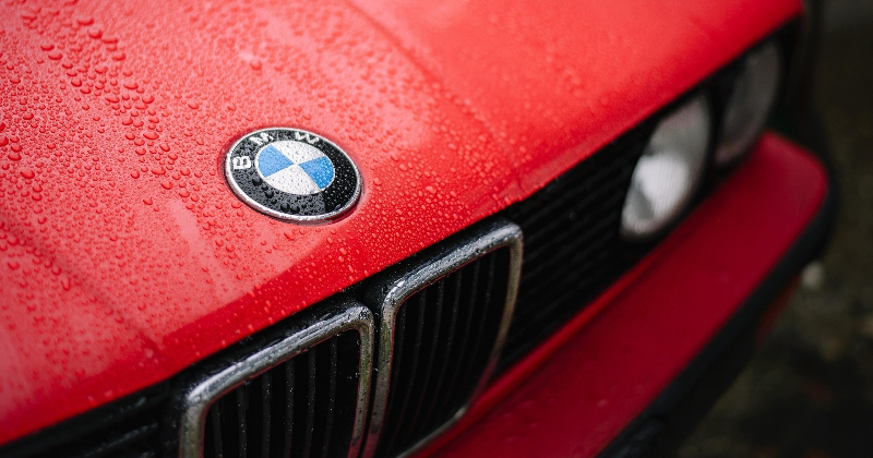 Aknīstē vīrietis sēžas pie &ldquo;BMW&rdquo; stūres bez tiesībām