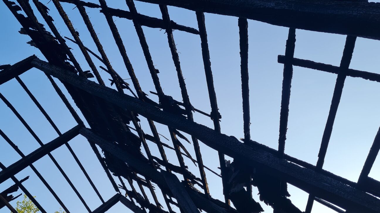 Glābēji Gārsenes pagastā cīnās ar paaugstinātas bīstamības ugunsgrēku 