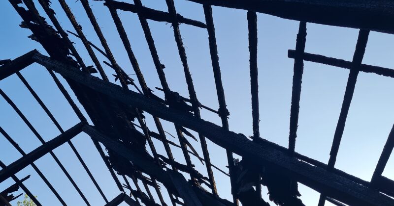 Glābēji Gārsenes pagastā cīnās ar paaugstinātas bīstamības ugunsgrēku 