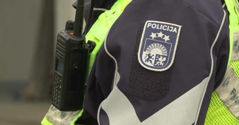 Jēkabpilī  pie &ldquo;BMW&rdquo; stūres sēžas jauniete bez tiesībām