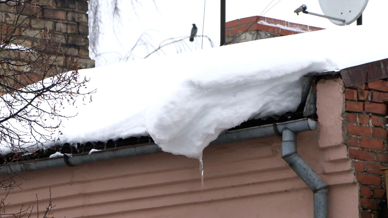 Tauta ziņo: Jēkabpilī nenotīrīti jumti apdraud garāmgājējus
