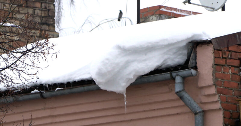 Tauta ziņo: Jēkabpilī nenotīrīti jumti apdraud garāmgājējus