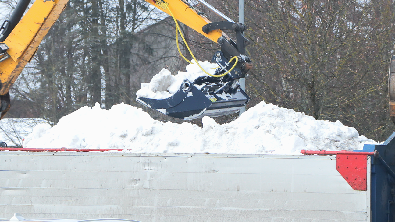 Sniega izvešanas tempi Jēkabpilī liek vietvarai sarkt – iespējams, sniegs ātrāk nokusīs nekā tiks aizvests