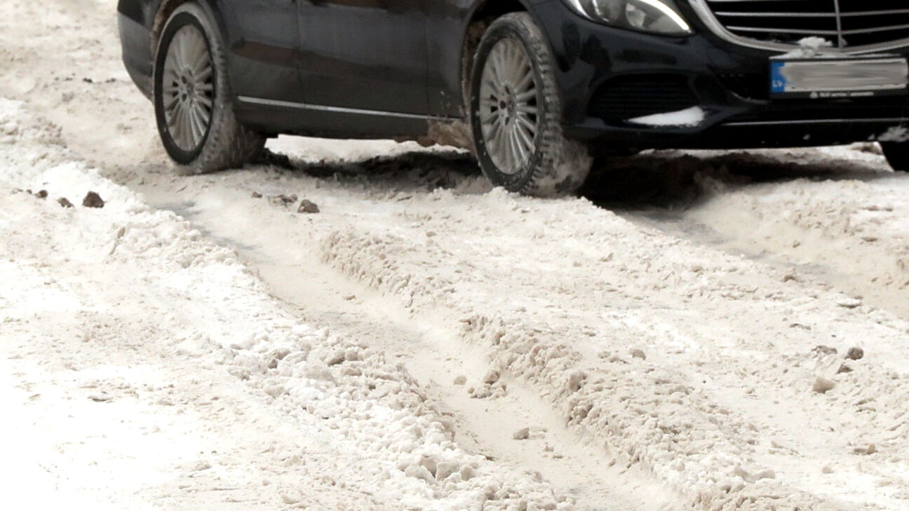 Tīrīs stāvlaukumus Brīvības, Kaļķu, Jaunā, Viestura ielā un Draudzības alejā