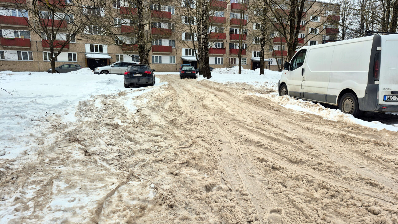 Tauta ziņo: Jēkabpils iekšpagalmi grimst sniega putrā