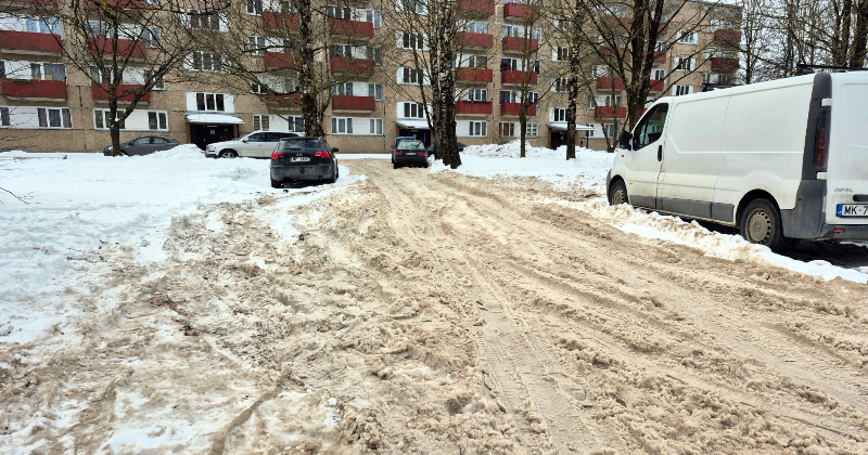 Tauta ziņo: Jēkabpils iek&scaron;pagalmi grimst sniega putrā