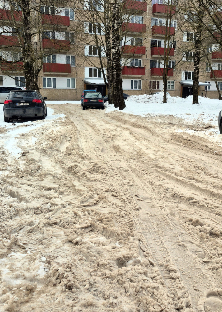 Tauta ziņo: Jēkabpils iek&scaron;pagalmi grimst sniega putrā