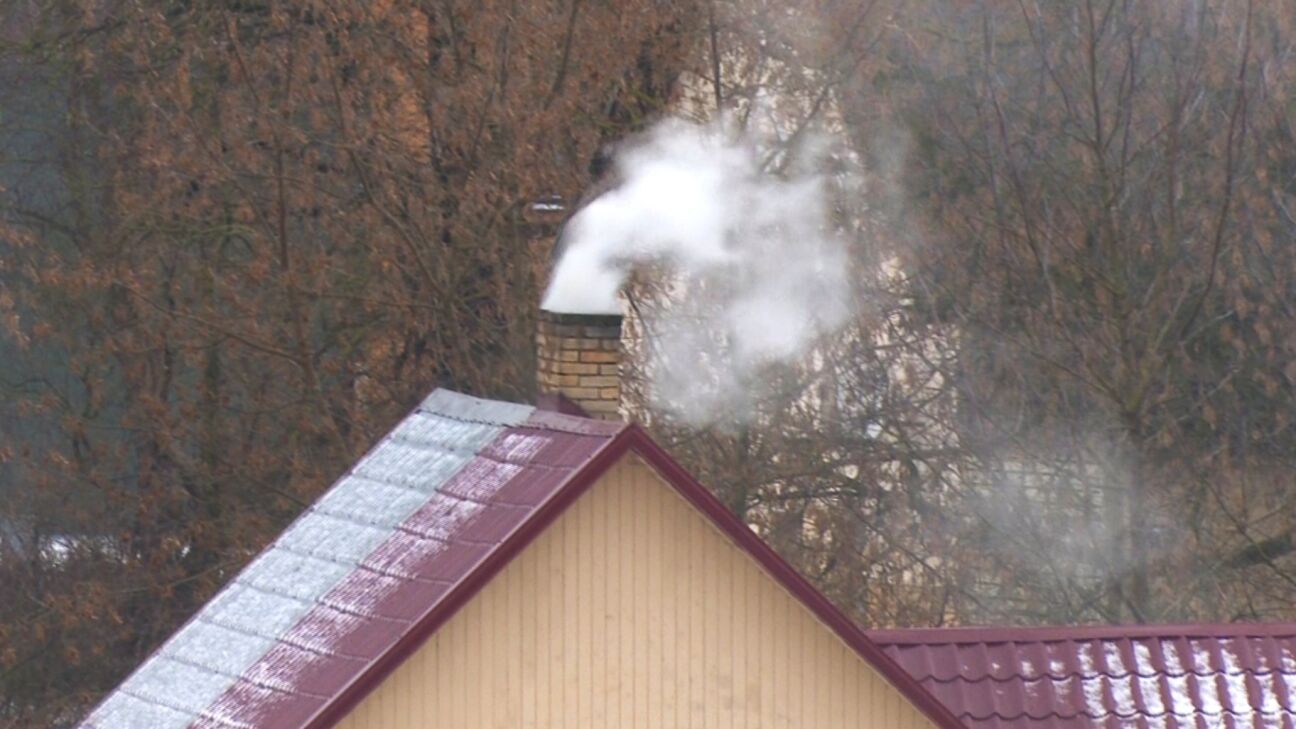 Viesītē glābēji vairāk nekā stundu dzēš dūmvadā degošus sodrējus