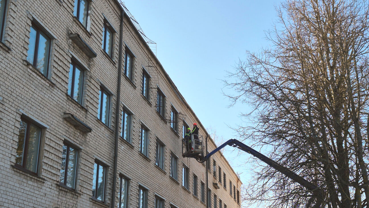 Ēku bojājumi – jumtu netīrīšanas sekas Jēkabpils novadā