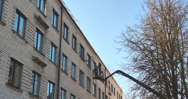 Ēku bojājumi &ndash; jumtu netīrī&scaron;anas sekas Jēkabpils novadā