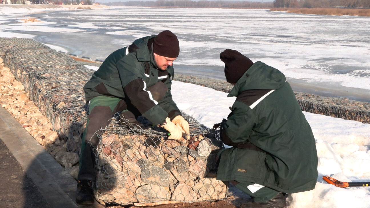 Tauta ziņo: sniega tīrītājs sabojā Jēkabpils dambja elementus
