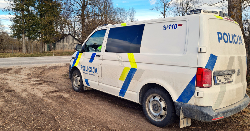 Viesītes pagastā sirmgalvis nenovalda auto un iebrauc grāvī