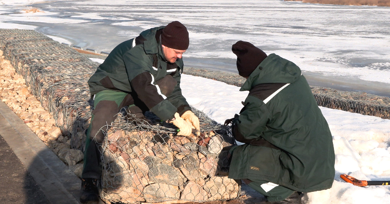 Tauta ziņo: sniega tīrītājs sabojā Jēkabpils dambja elementus