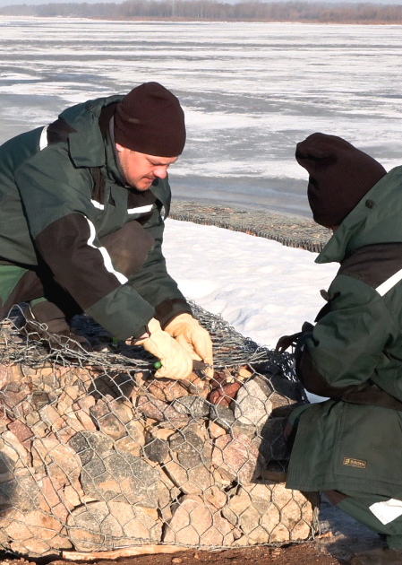 Tauta ziņo: sniega tīrītājs sabojā Jēkabpils dambja elementus