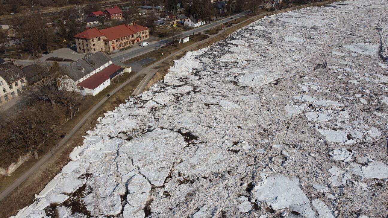 Vižņu sastrēgums Pļaviņās piesaista plūdu tūristus