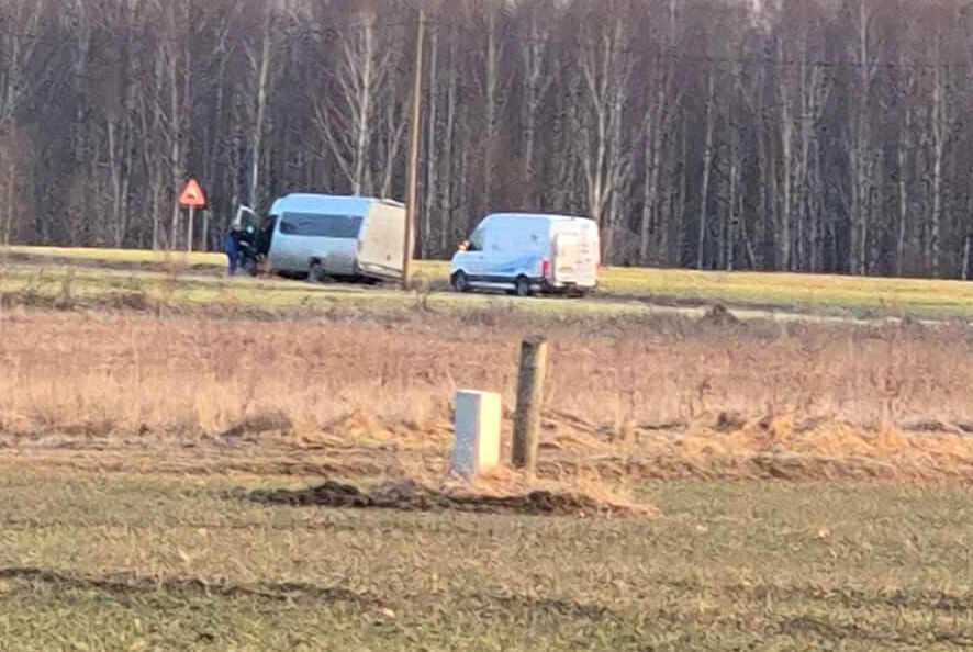 Variešu pagastā dubļos iegrimst pasažieru autobuss