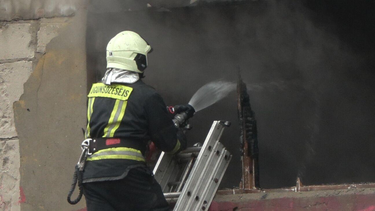 Aknīstes pusē nodeg saimniecības ēka, Variešu pagastā kūla deg septiņu hektāru platībā