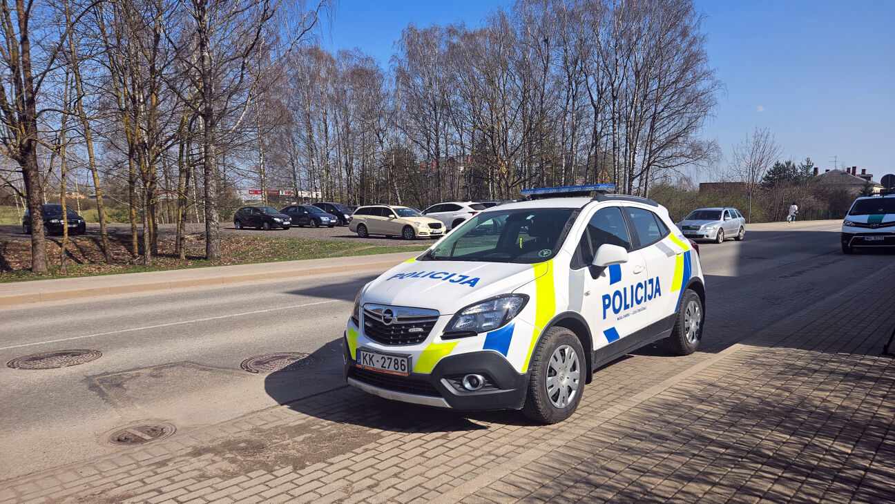 Jēkabpilī notikusi auto sadursme ar motociklu, Vīpē pieķer iereibušu šoferi