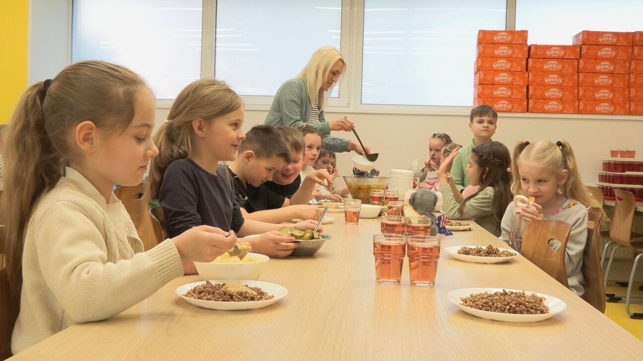 SIA “Bezdelīgas 3” saņem balvu par Jēkabpils skolu ēdināšanu