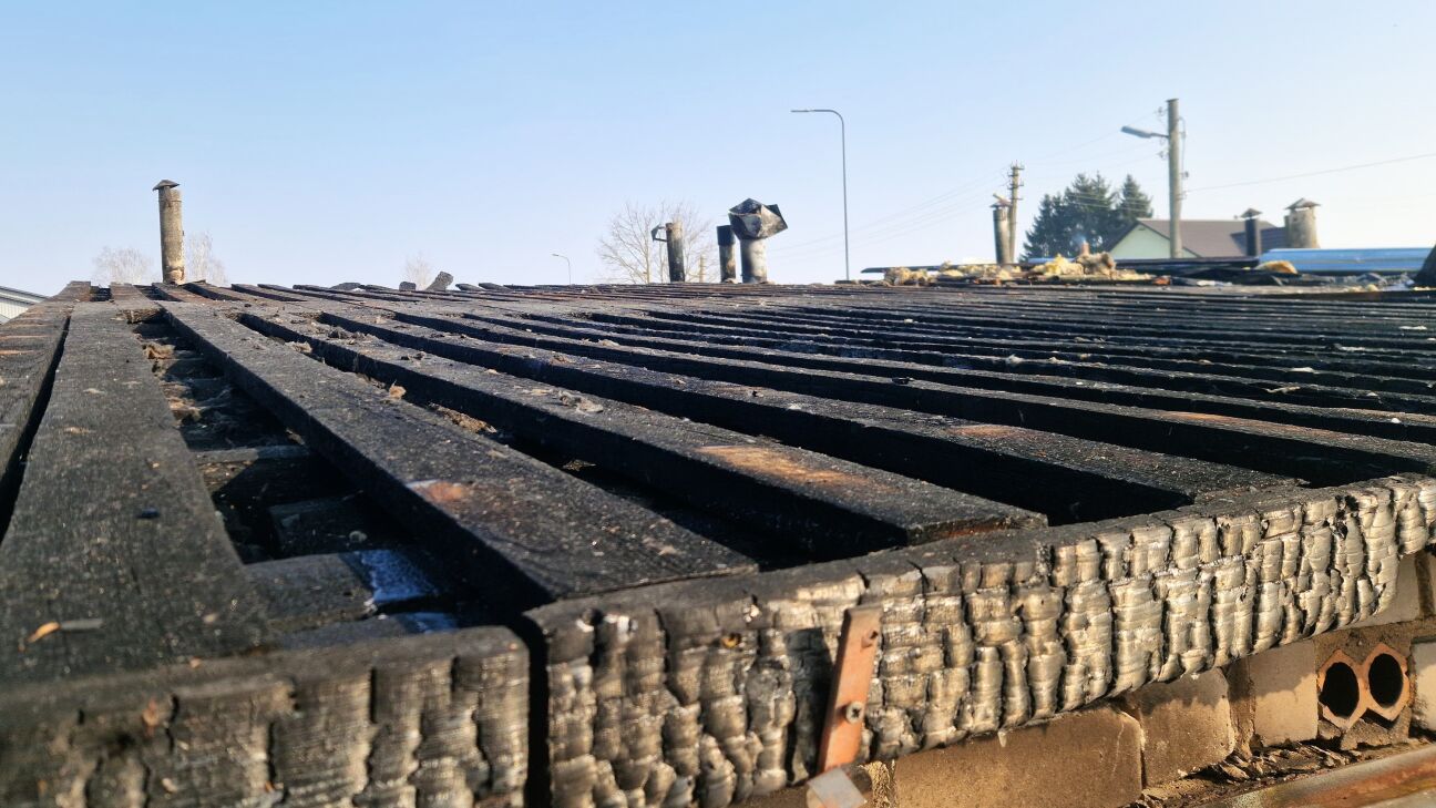 Zemgales ielā Līvānos nodeg 10 garāžas