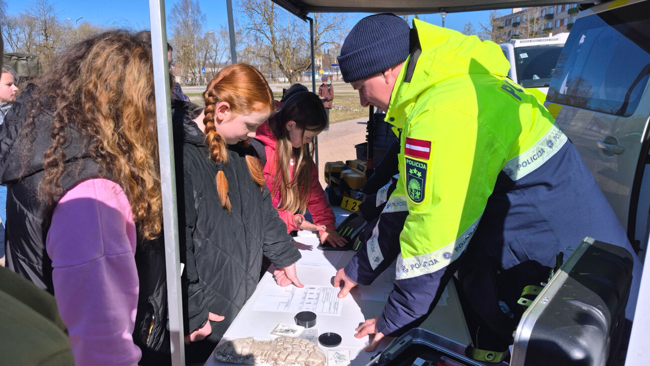 Skolēniem Ēnu dienā iespēja iepazīt operatīvo dienestu darbu