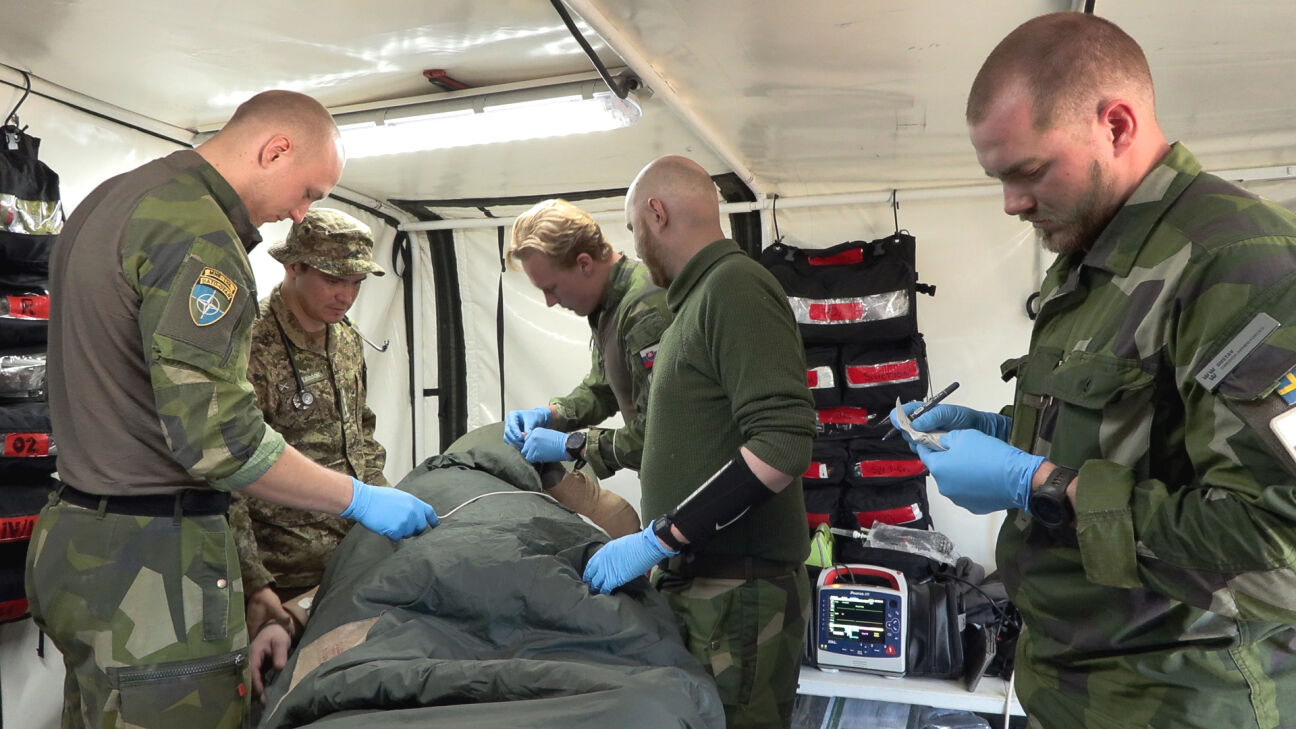 Karavīri Krustpils pagastā trenē medicīniskās evakuācijas spējas