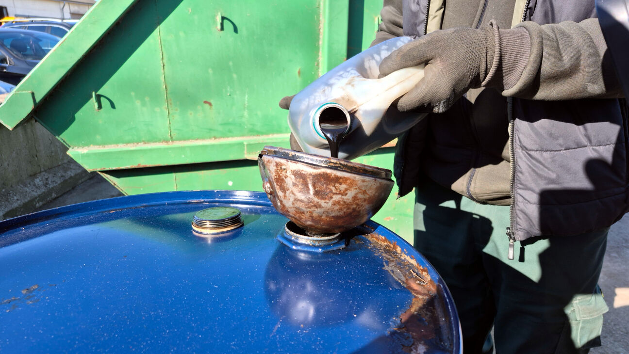 Divas mucas divās nedēļās: Jēkabpilī kūtri izmanto iespēju bez maksas nodot motoreļļu