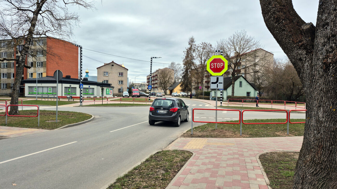 Tauta ziņo: Draudzības alejas un Viestura ielas krustojumā uzstādīta “Stop” zīme