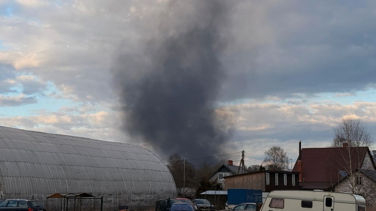 Smaga nedēļas nogale Jēkabpils ugunsdzēsējiem – lidlaukā plašs kūlas ugunsgrēks, Ķieģeļu ielā deg ēka