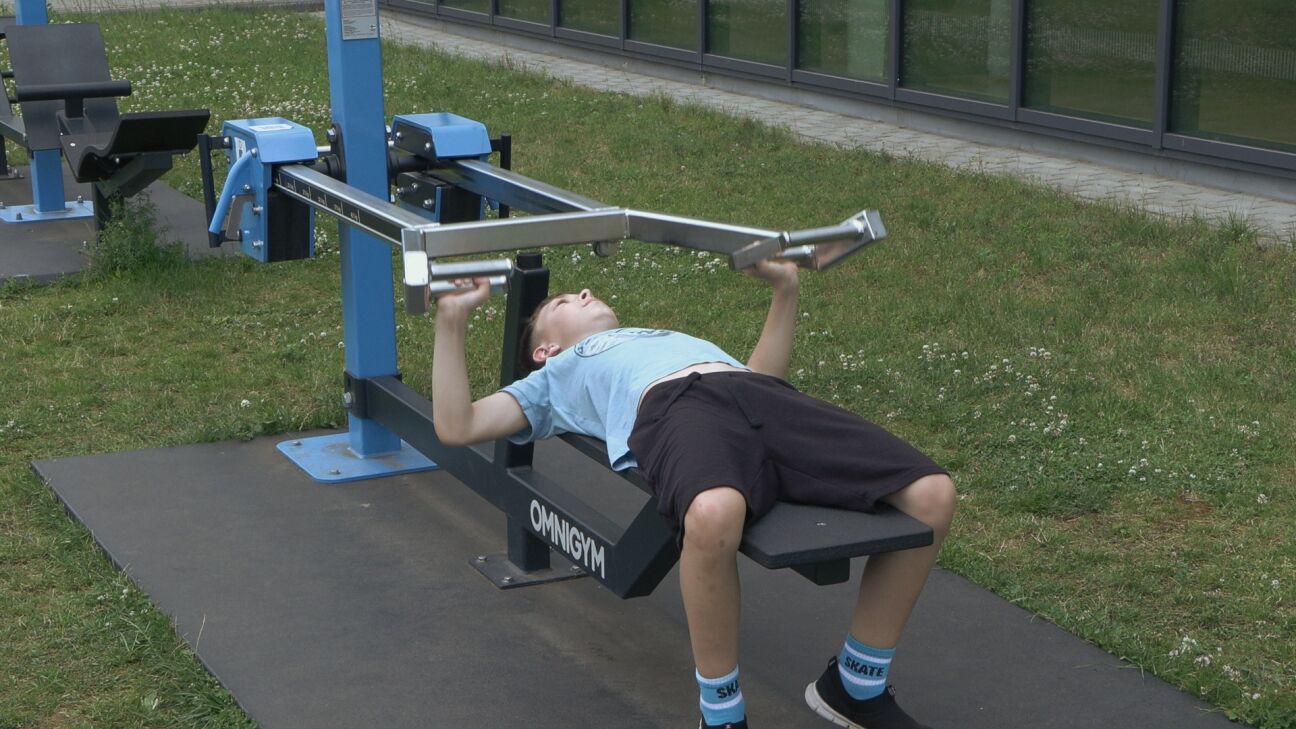 Aknīstē pieejams āra trenažieru POP-UP laukums 