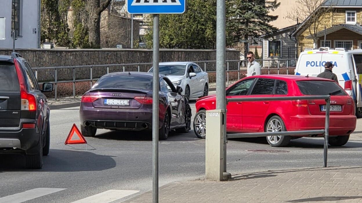 Brīvības ielā saduras divi 